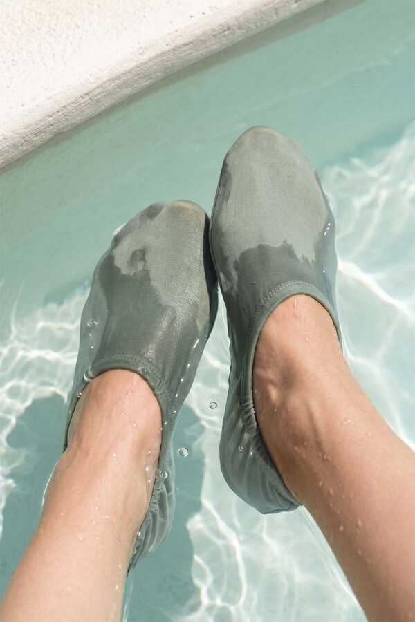 Adult Non-Slip Sole Pool and Beach Foot Covering - Thumbnail