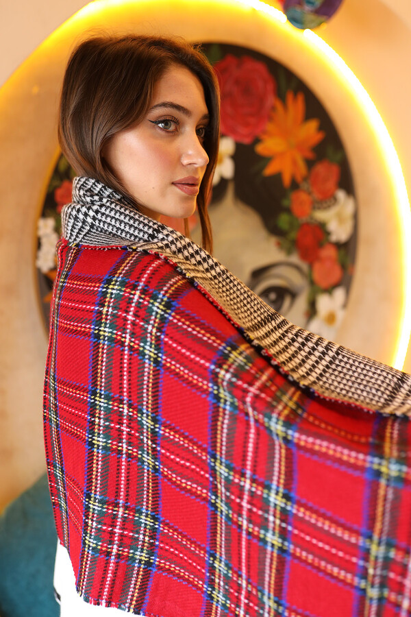 Çift Taraflı Kazayağı Ekose Desenli Atkı Omuz Şalı 70X185 cm 1214 Kırmızı - Thumbnail