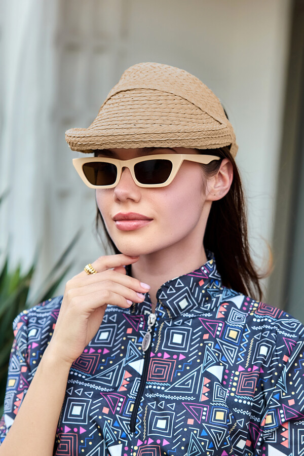 Fold-Detail Visor Straw Hat Sun Protection Accessory - Thumbnail