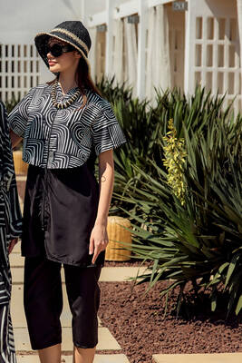 Remsa - Önü Kapaklı Paraşüt Kısa Kollu Yarı Kapalı Mayo Nurel R2604 Labire (1) Remsa - Önü Kapaklı Paraşüt Kısa Kollu Yarı Kapalı Mayo Nurel R2604 Labire (1)