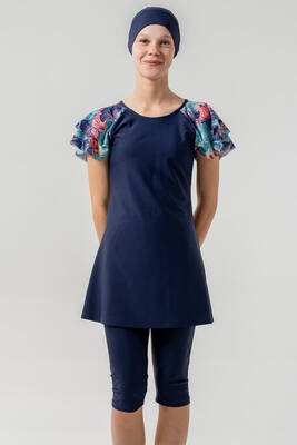 Adasea - UV Korumalı Genç Kız Kısa Kollu Yarı Kapalı Tesettür Mayo 1905 Koyu Lacivert01 (1) Adasea - UV Korumalı Genç Kız Kısa Kollu Yarı Kapalı Tesettür Mayo 1905 Koyu Lacivert01 (1)